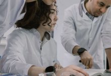 Grupo de pesquisadores trabalha em conjunto em um laboratório.