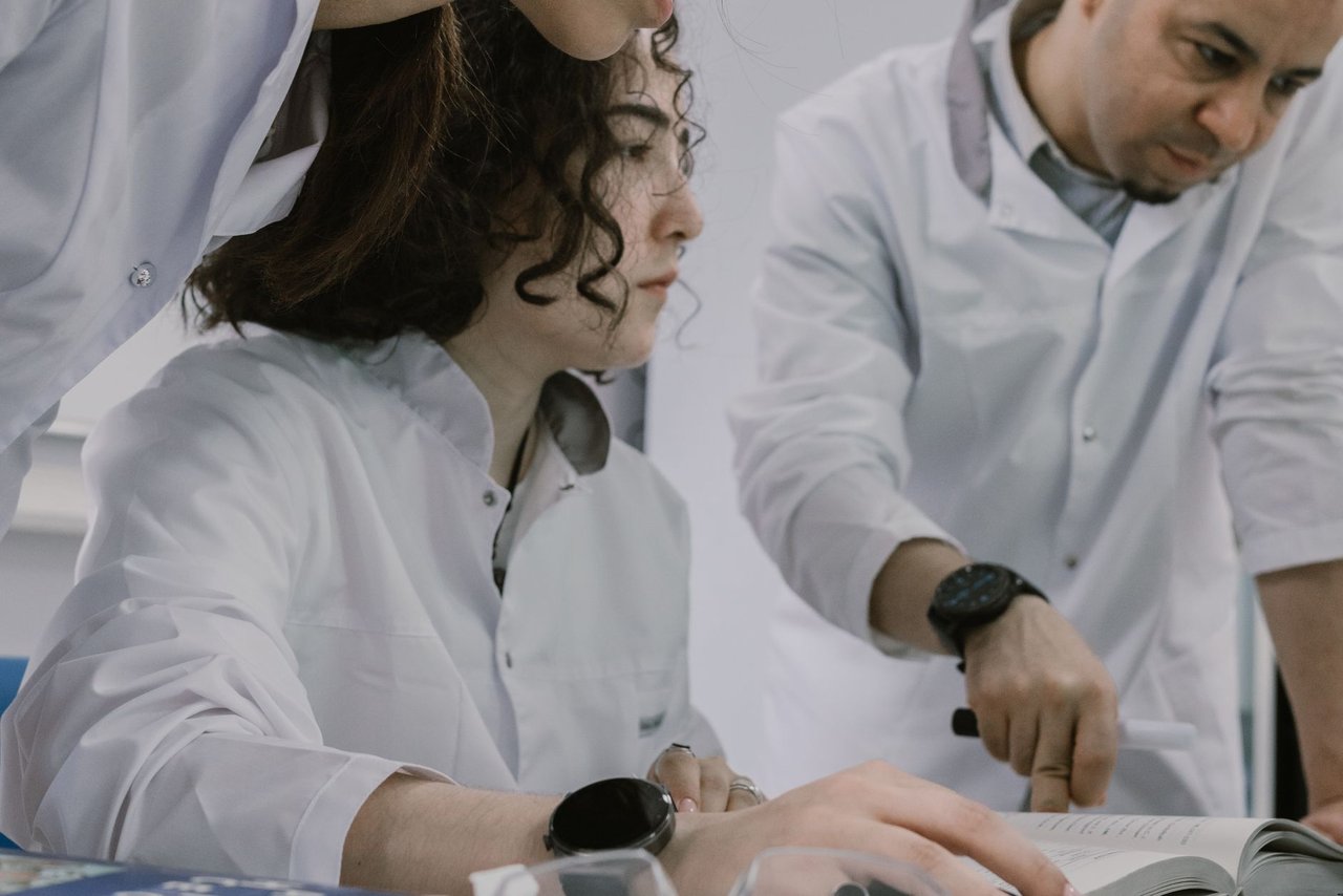 Grupo de pesquisadores trabalha em conjunto em um laboratório.