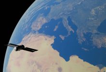 Satélite em órbita sobre a Terra, com o mar Mediterrâneo e partes dos continentes visíveis ao fundo.