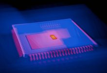 Imagem abstrata em close de um microchip com áreas coloridas destacadas por um mapa térmico.