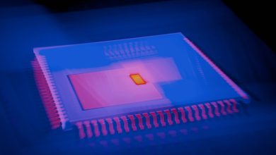 Imagem abstrata em close de um microchip com áreas coloridas destacadas por um mapa térmico.