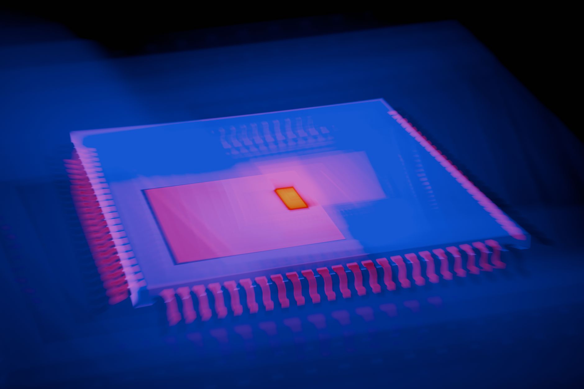 Imagem abstrata em close de um microchip com áreas coloridas destacadas por um mapa térmico.